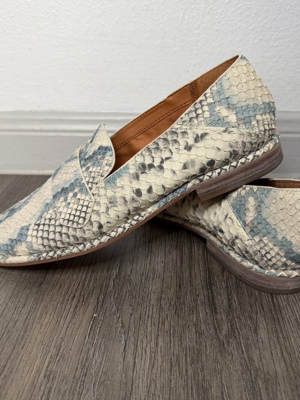 SARTO Women’s Snakeskin Loafers with Silver-Tone Chain Accent Size 7.5M New